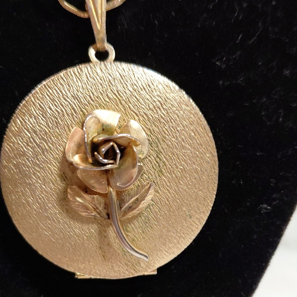 Vintage Gold Rose Locket Necklace - Women's Jewelry - Picture 4 of 4